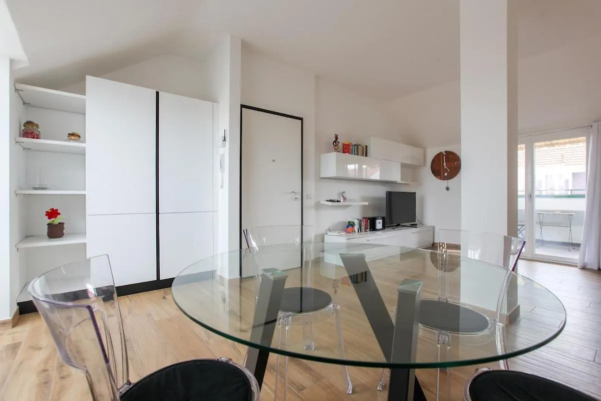 Luminoso Appartamento Con Terrazzo Μιλάνο 0*,  Ιταλία